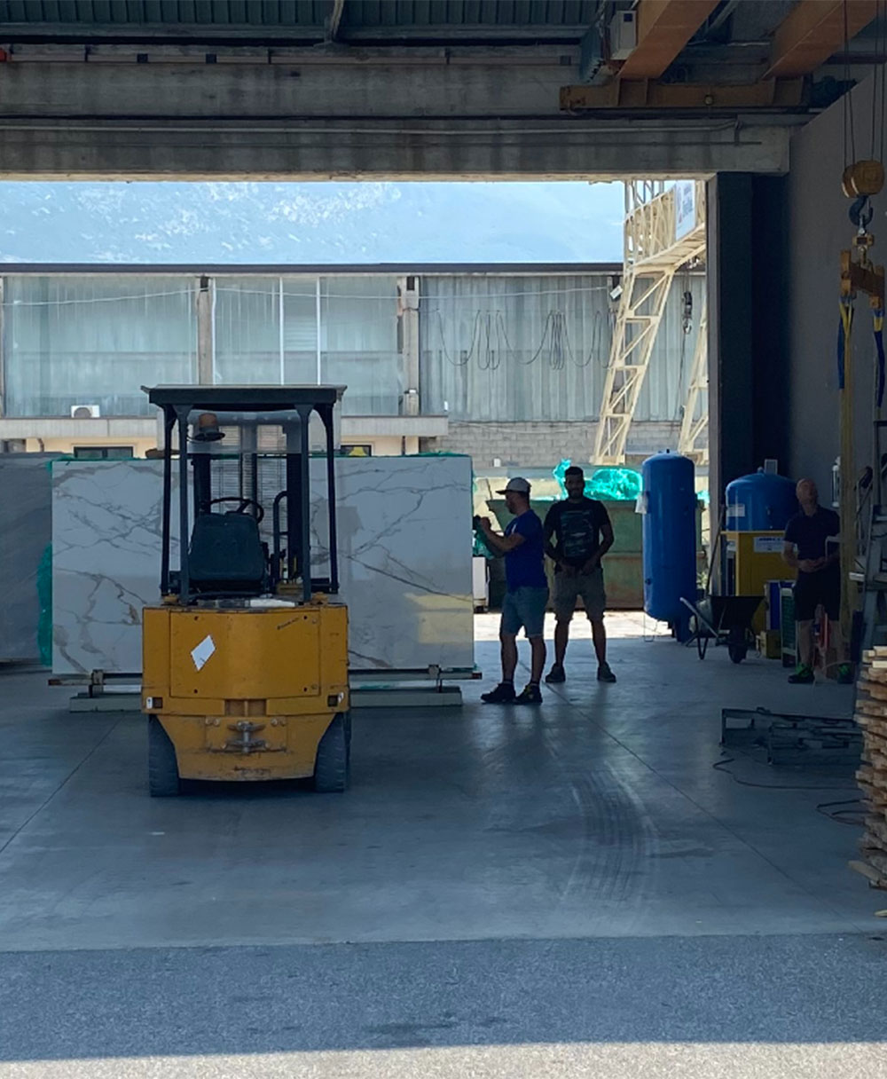 Operai di Logistock Italia al lavoro.