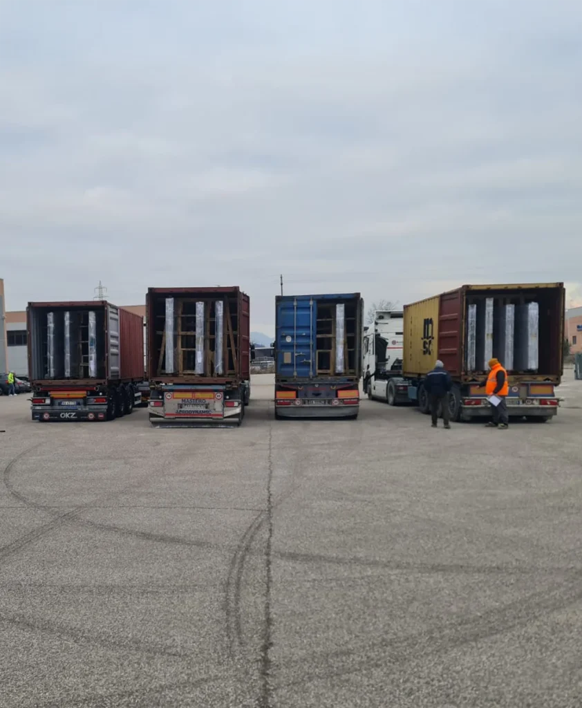 Operatori Logistock Italia durante il carico merci con attrezzature specializzate per marmo e ceramica a Verona.