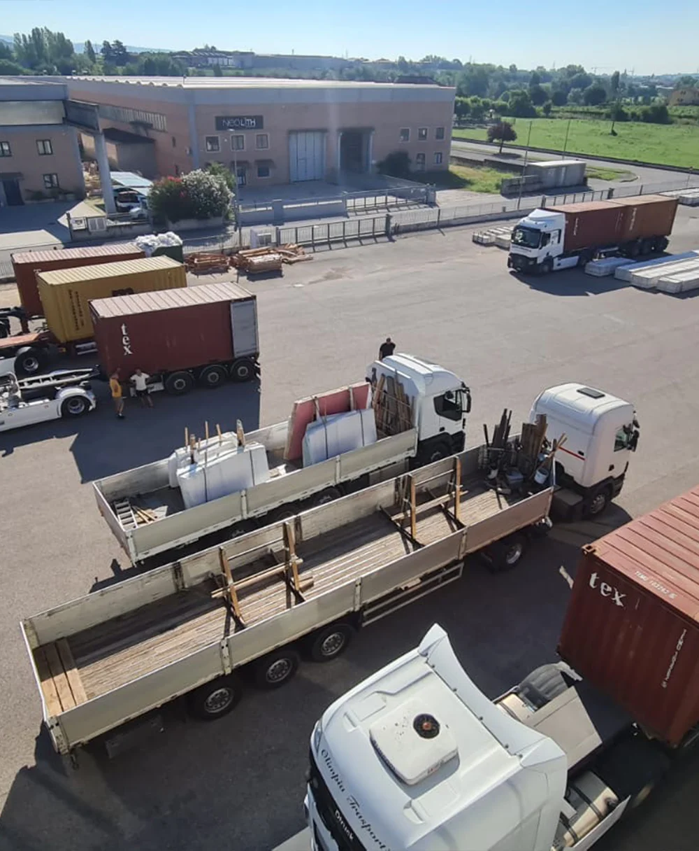 Operatore Logistock Italia durante operazioni di carico e scarico merci con attrezzature specializzate per marmo e ceramica a Verona.