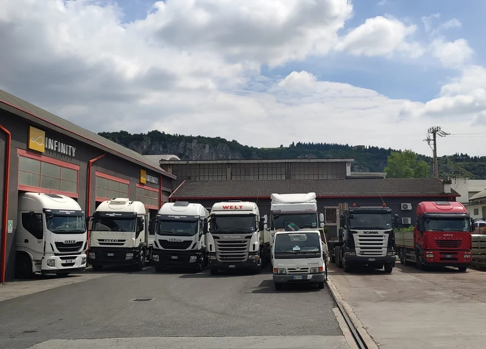 Mezzi parcheggiati nel piazzale dell'edificio di Logistock Italia.