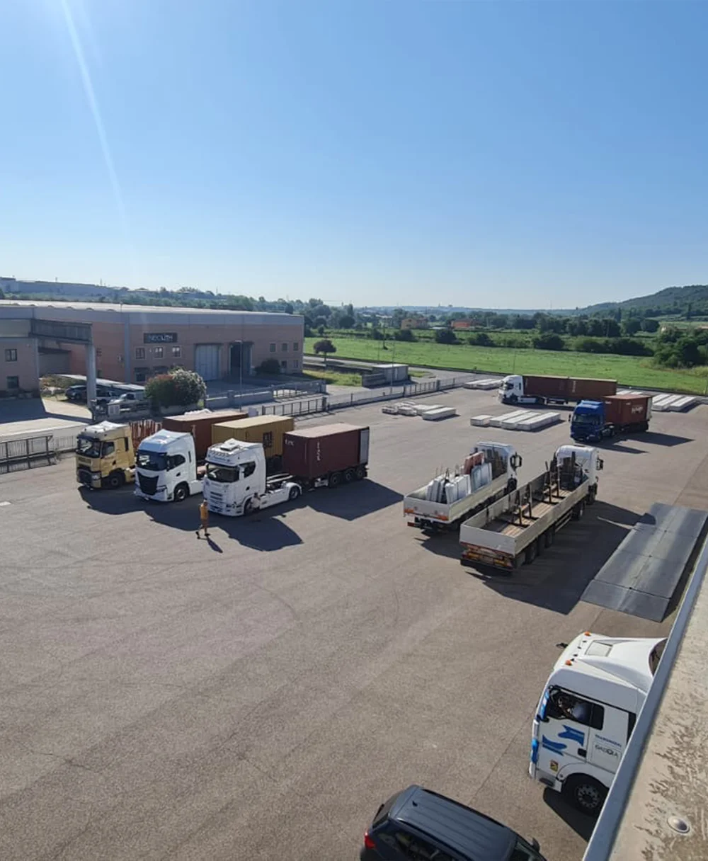 Veduta dall’alto dell’area logistica Logistock Italia con magazzini e movimentazione merci per marmo e ceramica a Verona.