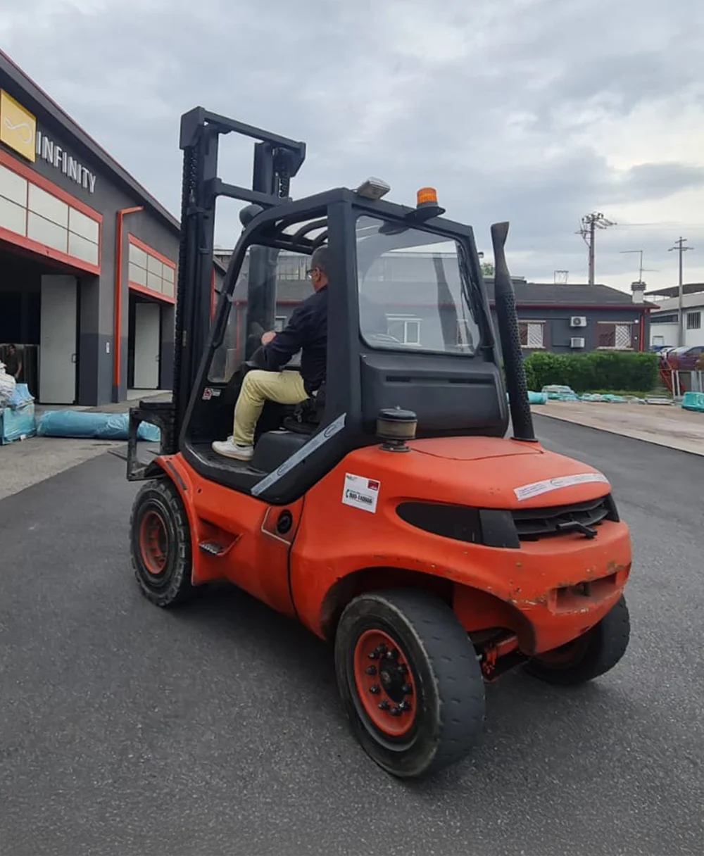 Mezzi per deposito merci Logistock Italia.