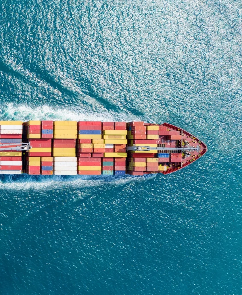 Nave cargo vista dall'alto durante la navigazione.
