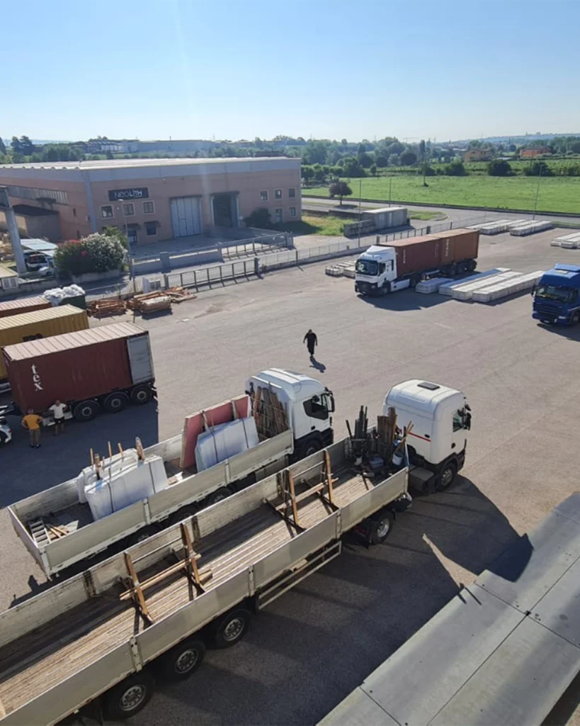Piazzale di stoccaggio del materiale di Logistock Italia.